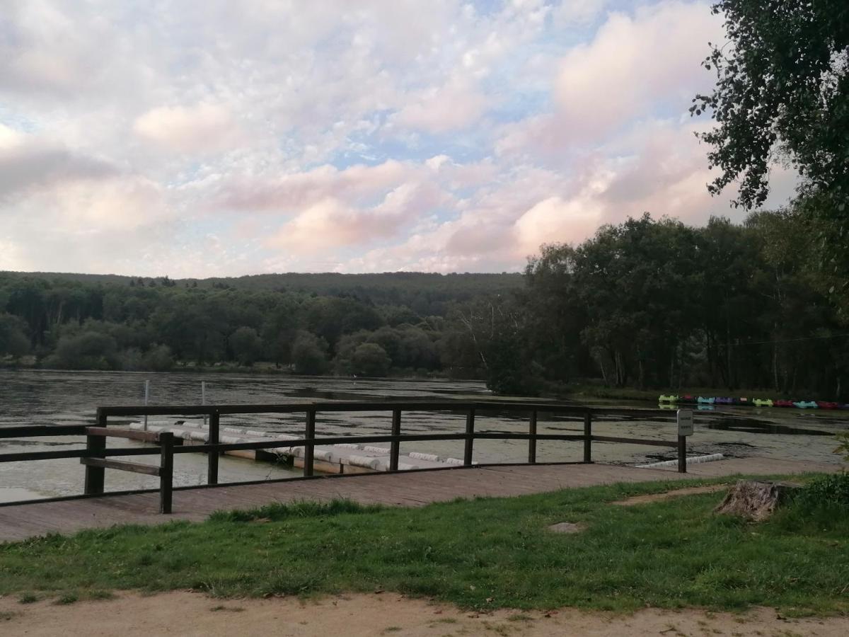 Les Gites De L'Etang De La Foret Brandivy Exterior foto